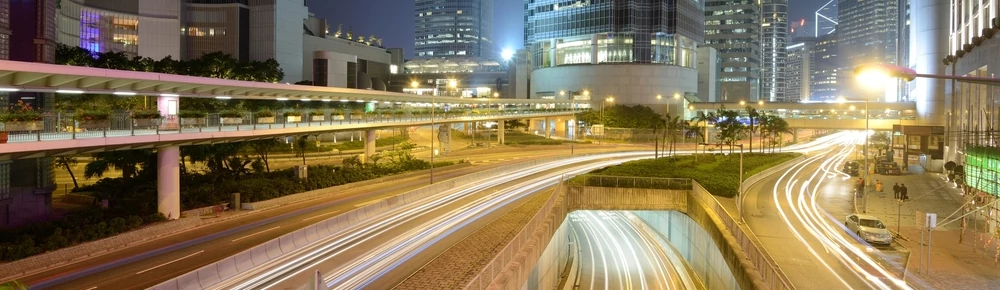 Movimentação de veículos a noite pela cidade.